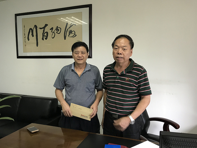 公司總經(jīng)理為我司員工退伍老兵贈送慰問(wèn)金