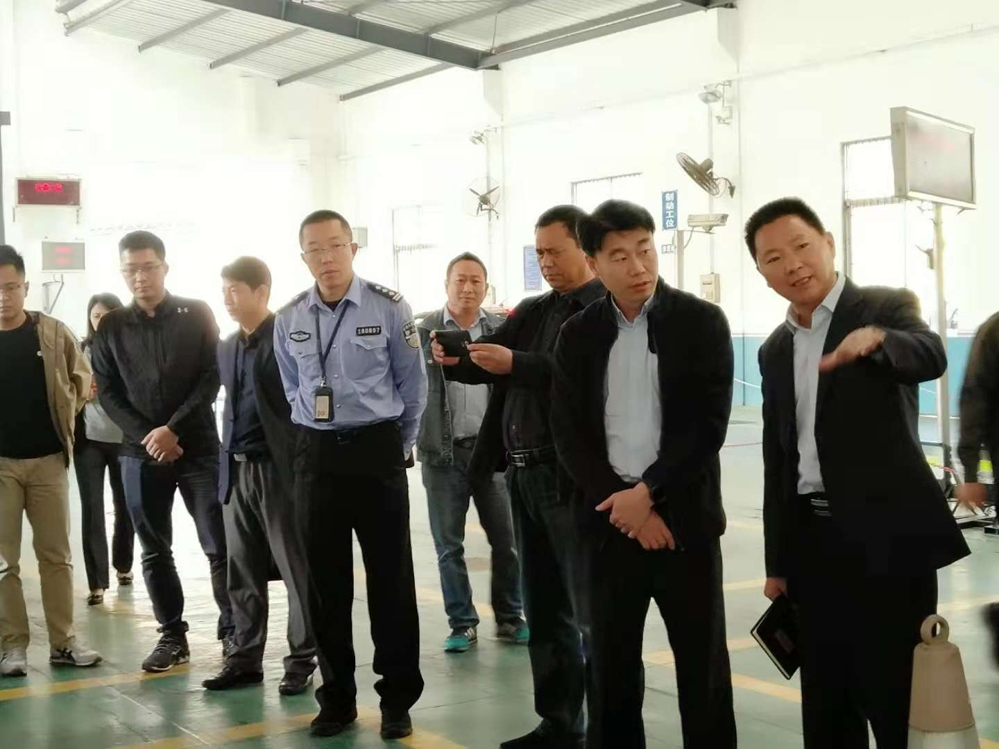 廣東省公安廳車(chē)管處汪春洋副處長(cháng)蒞臨我司三檢合一改造的檢測站指導工作
